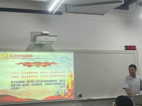 图片包含 室内, 男人, 站, 前 AI 生成的内容可能不正确。