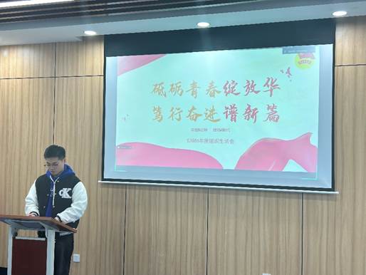 男人站在电视前 AI 生成的内容可能不正确。