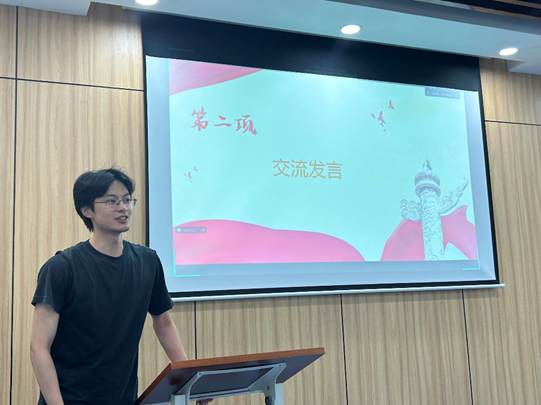 男人站在屏幕前 AI 生成的内容可能不正确。
